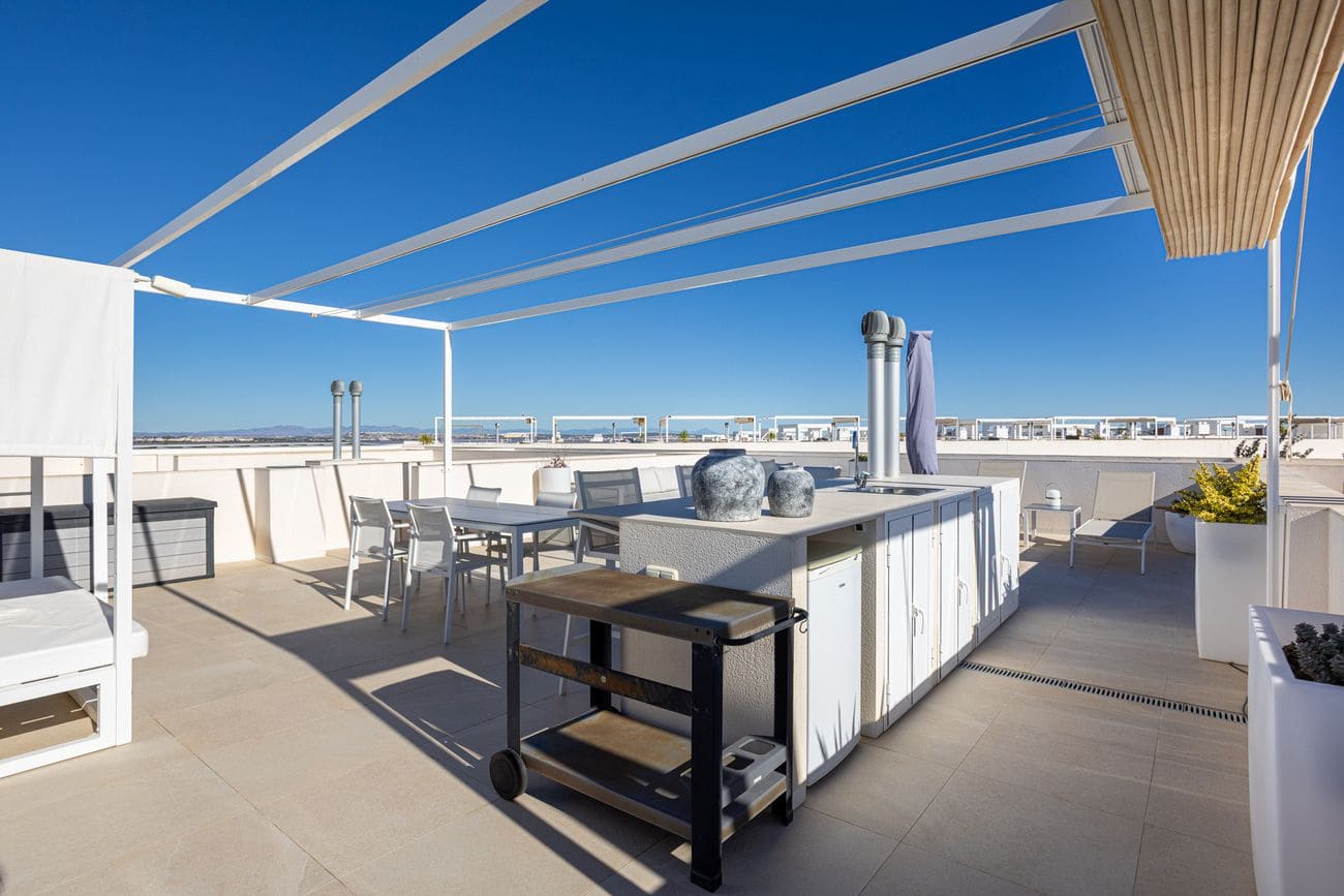 3 bedroom Penthouse for sale in Torrevieja with pool - € 340,000 (Ref: 9514169)