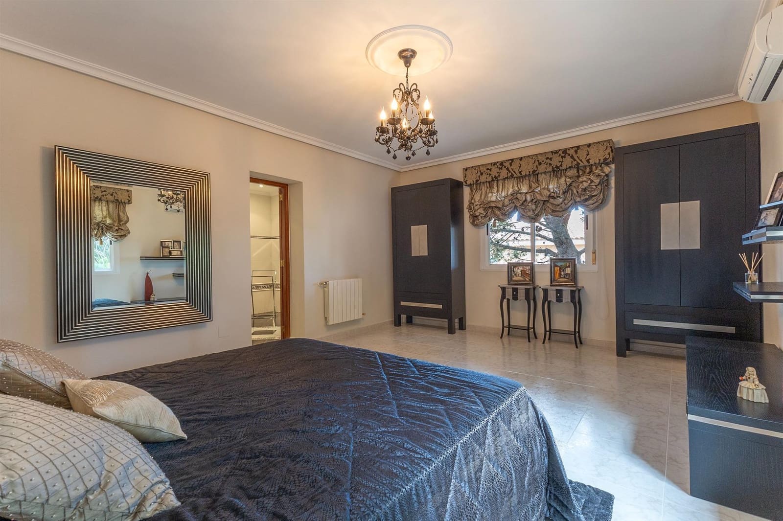 5 bedroom Villa for sale in Pueblo Bravo with pool - € 649,000 (Ref: 9514182)