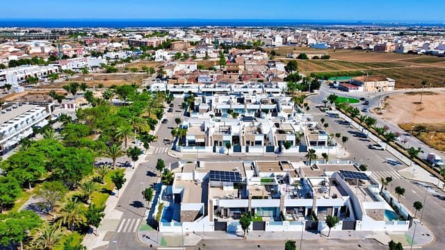 Chalet de 3 habitaciones en Pilar de la Horadada en venta - 495.000 € (Ref: 9514253)