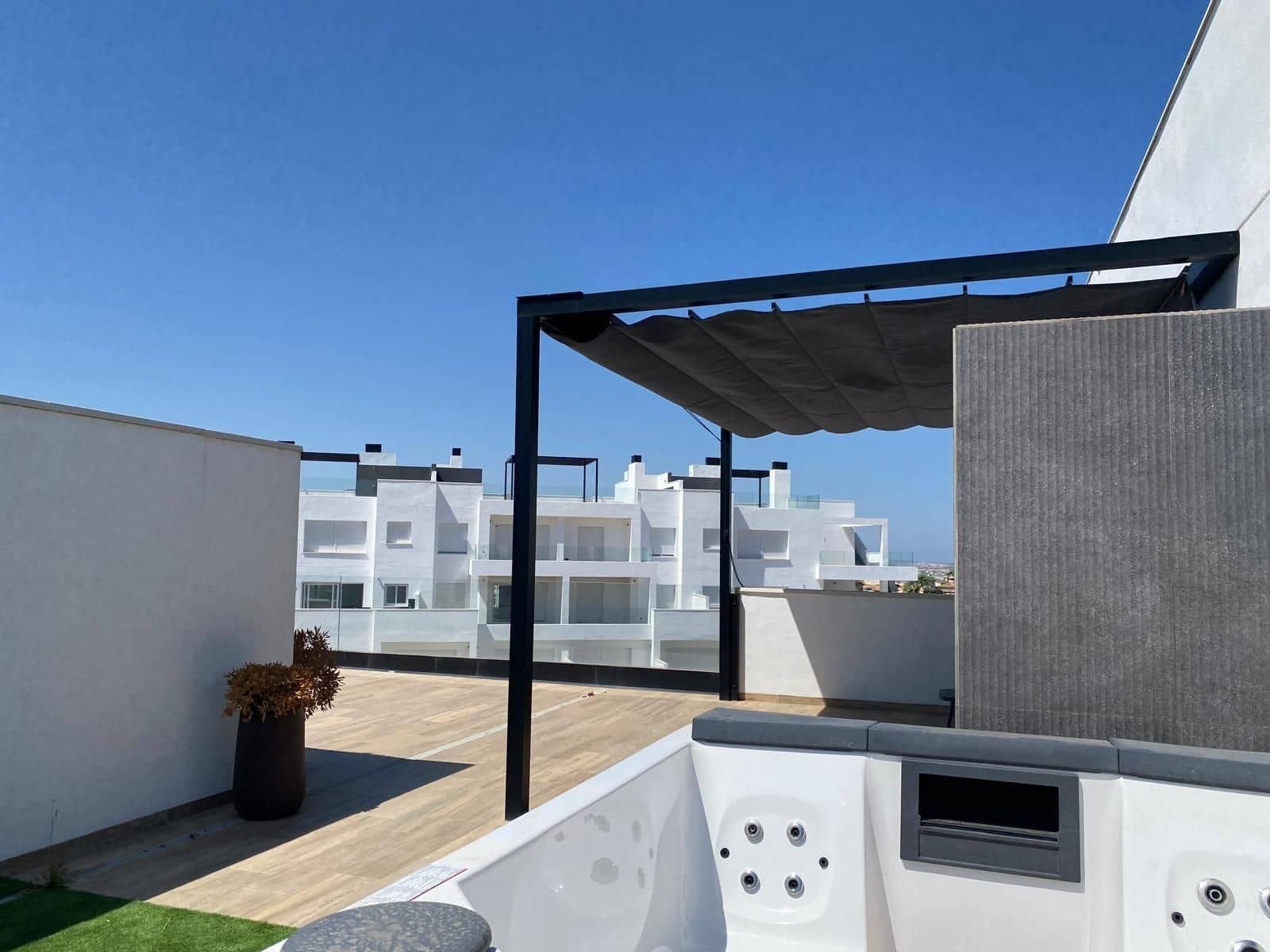 3 makuuhuone Kattohuoneisto myytävänä paikassa Torrevieja mukana uima-altaan - 642 500 € (Ref: 9514282)