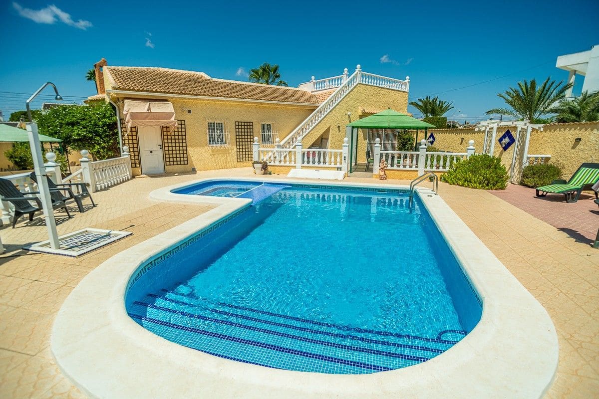 3 bedroom Villa for sale in Torrevieja with pool - € 535,000 (Ref: 9514337)