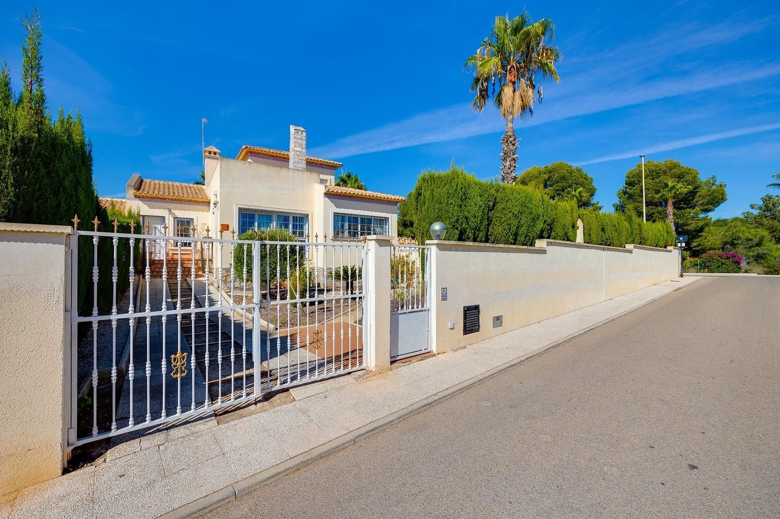 3 bedroom Villa for sale in Orihuela Costa with pool - € 550,000 (Ref: 9514349)