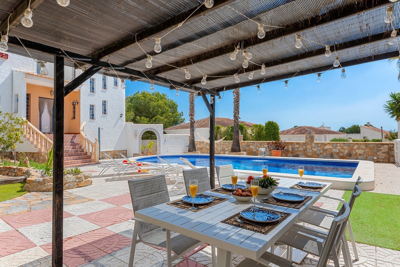 4 bedroom Villa for sale in Pinar de Campoverde - € 665,000 (Ref: 9514369)