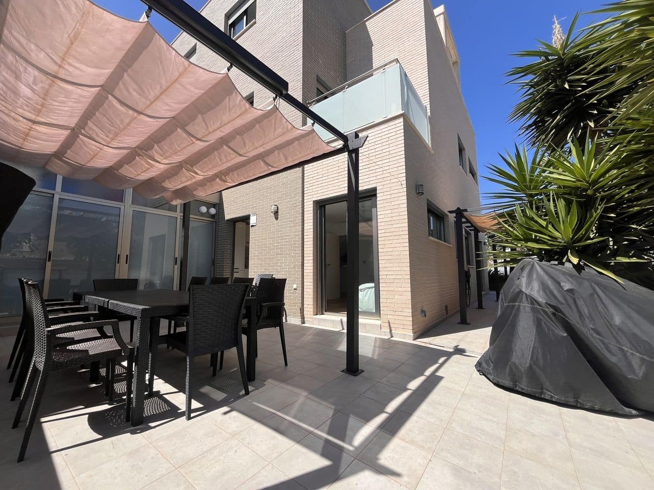 4 bedroom Villa for sale in Torre de la Horadada - € 599,000 (Ref: 9514497)