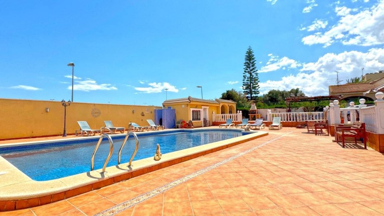 6 bedroom Villa for sale in Torrevieja - € 617,000 (Ref: 9514512)