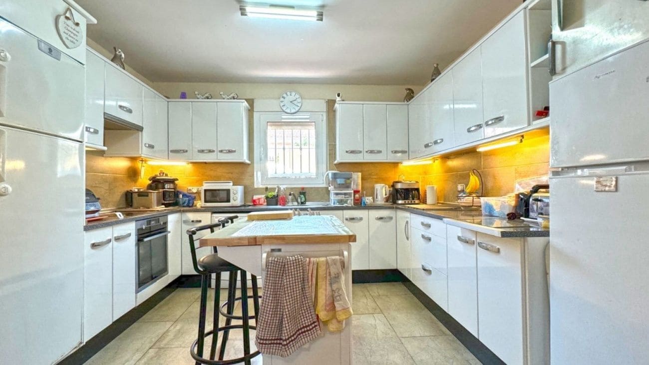 6 bedroom Villa for sale in Torrevieja - € 617,000 (Ref: 9514512)