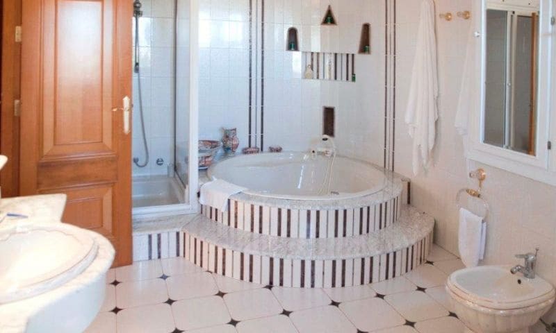 5 bedroom Villa for sale in Orihuela Costa with garage - € 3,200,000 (Ref: 9514578)