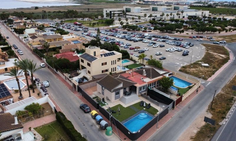 3 bedroom Villa for sale in Torrevieja - € 380,000 (Ref: 9514580)