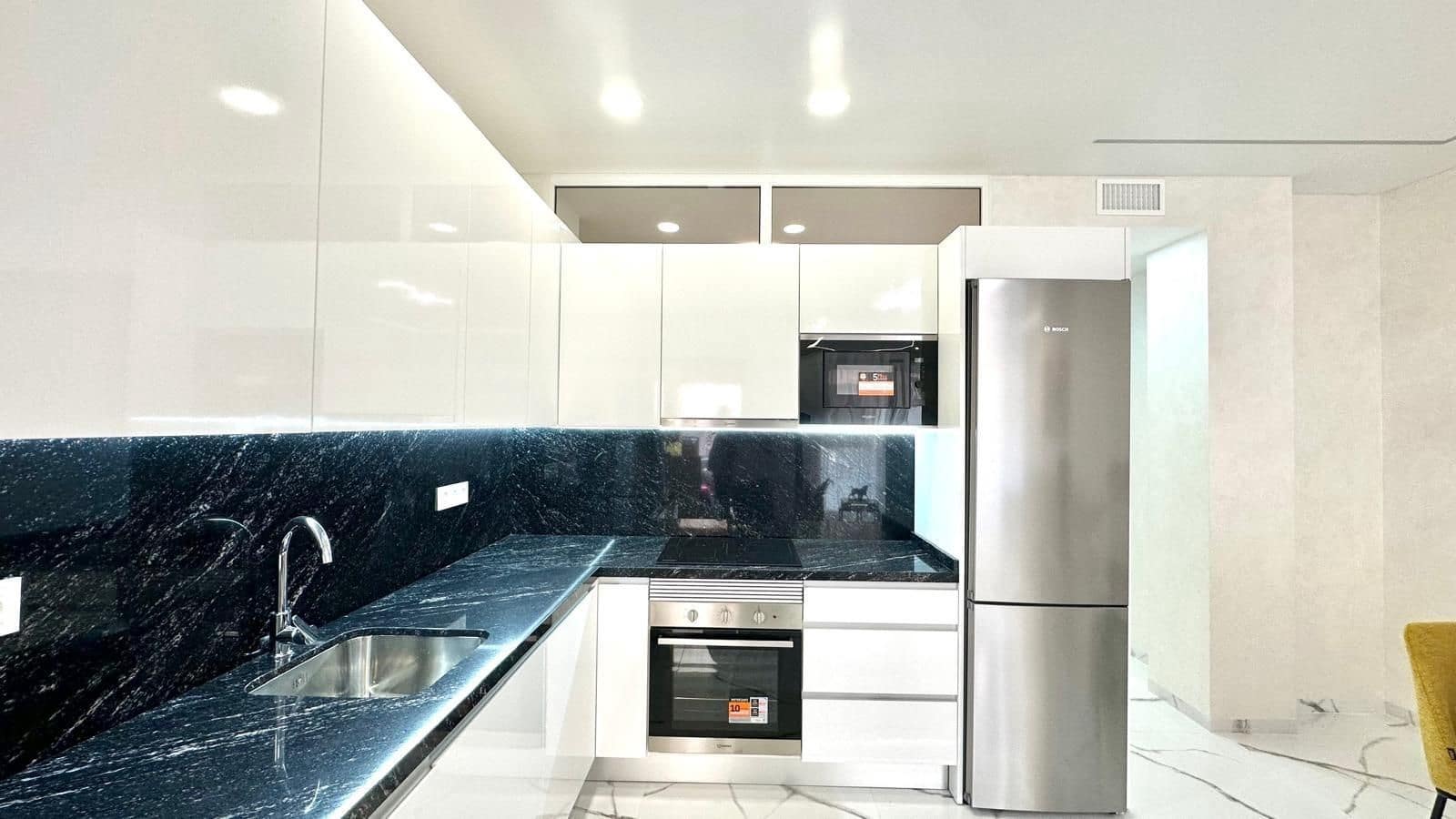 Apartamento de 2 habitaciones en Torrevieja en venta - 250.000 € (Ref: 9515205)