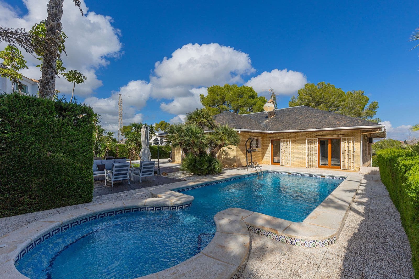 5 bedroom Villa for sale in Filipinas - € 670,000 (Ref: 9515207)