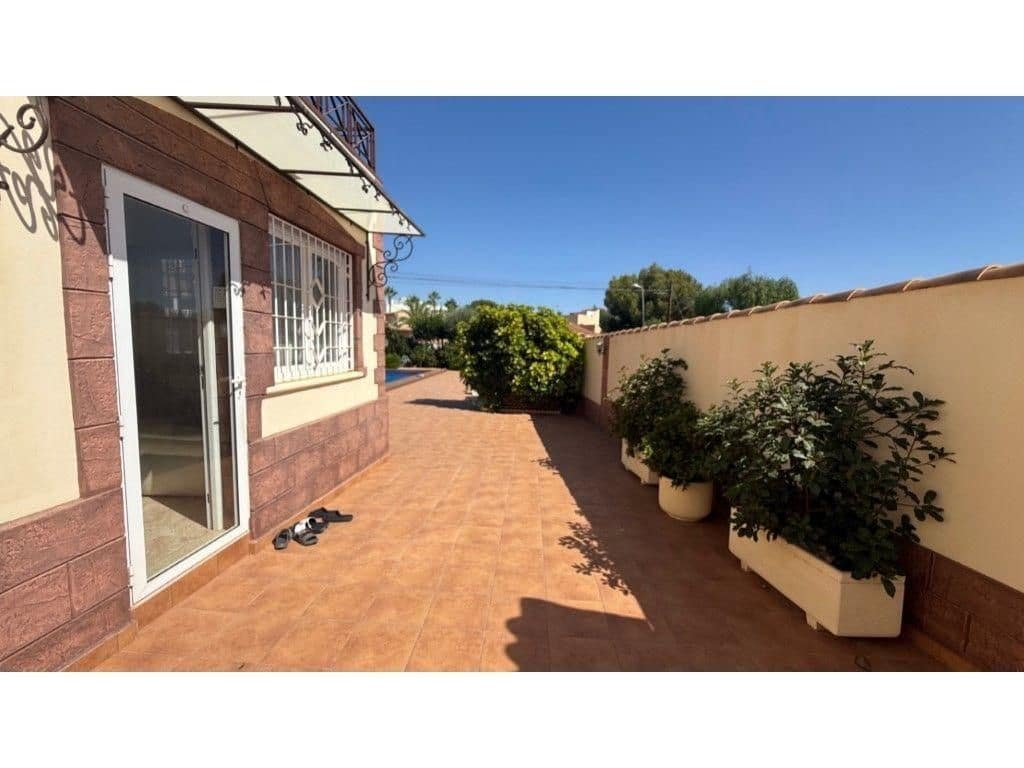 7 bedroom Villa for sale in La Siesta with pool - € 930,000 (Ref: 9515215)