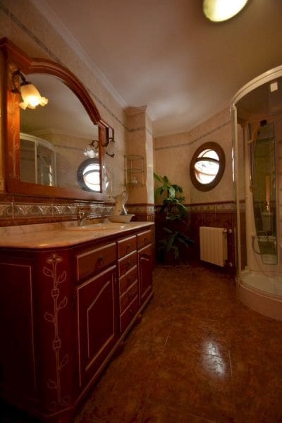 8 bedroom Villa for sale in Guardamar del Segura with garage - € 800,000 (Ref: 9515286)