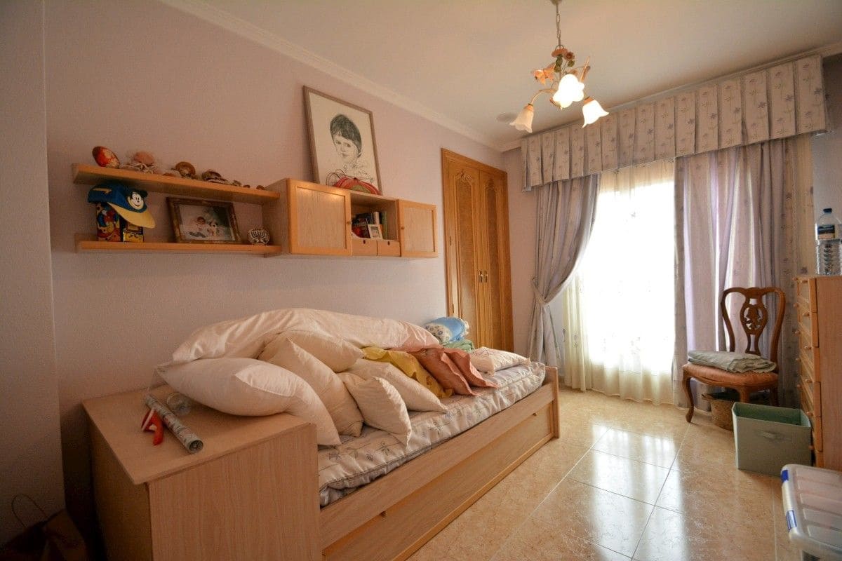 8 bedroom Villa for sale in Guardamar del Segura with garage - € 800,000 (Ref: 9515286)