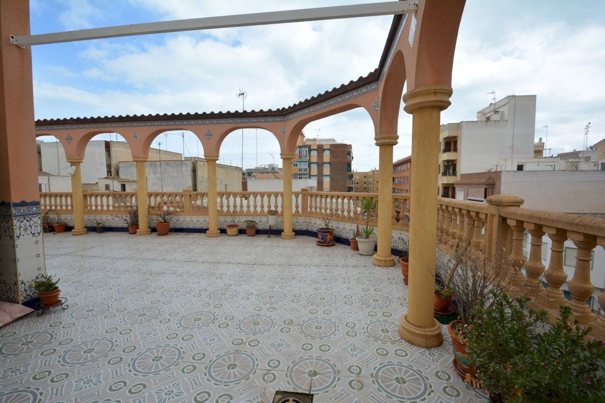 8 bedroom Villa for sale in Guardamar del Segura with garage - € 800,000 (Ref: 9515286)