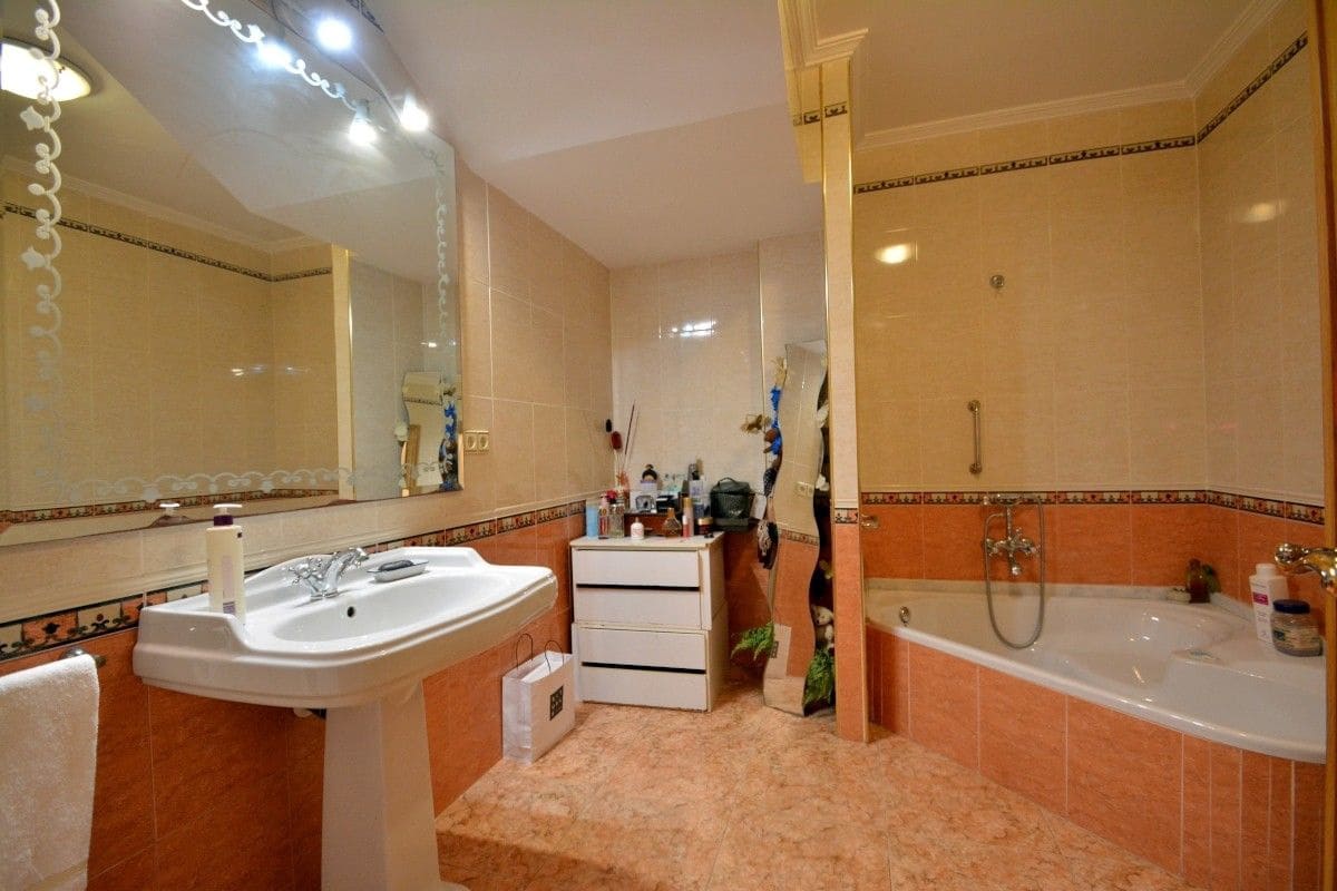 8 bedroom Villa for sale in Guardamar del Segura with garage - € 800,000 (Ref: 9515286)