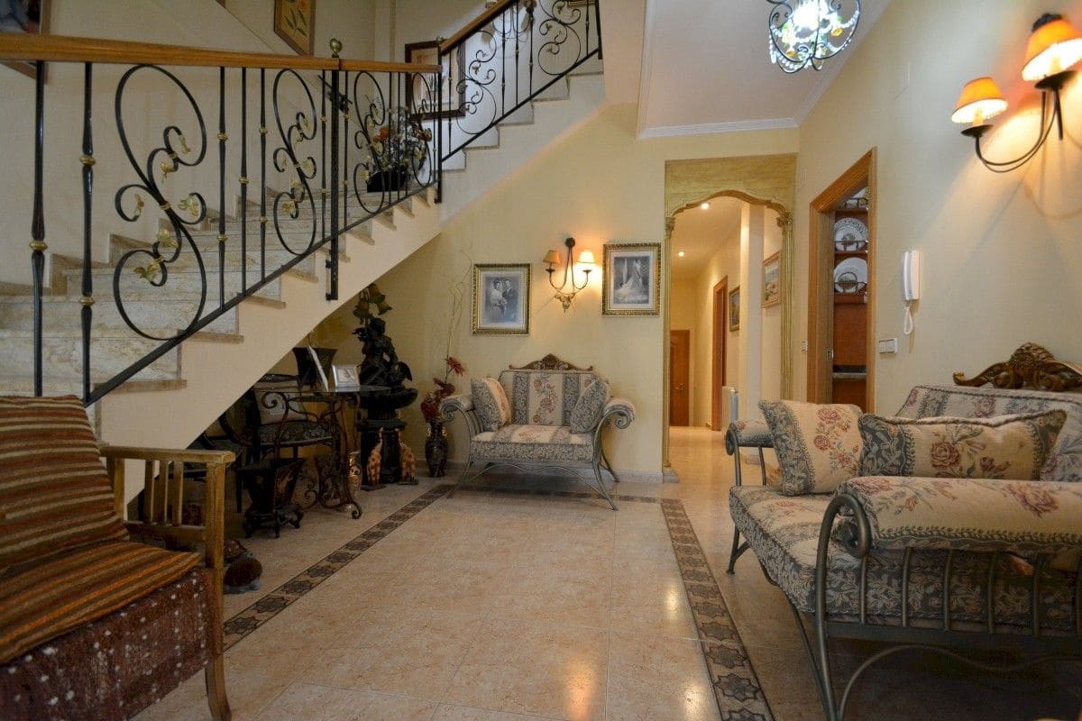 8 bedroom Villa for sale in Guardamar del Segura with garage - € 800,000 (Ref: 9515286)