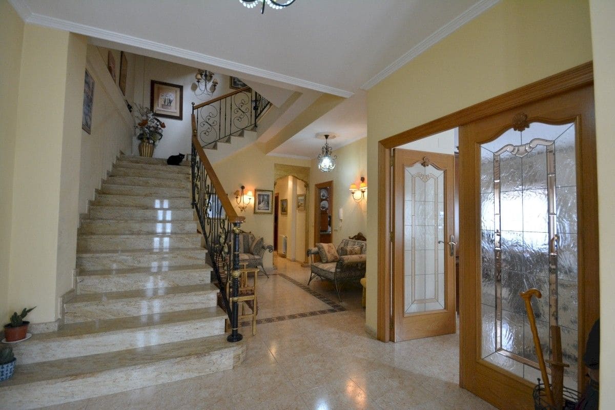 8 bedroom Villa for sale in Guardamar del Segura with garage - € 800,000 (Ref: 9515286)