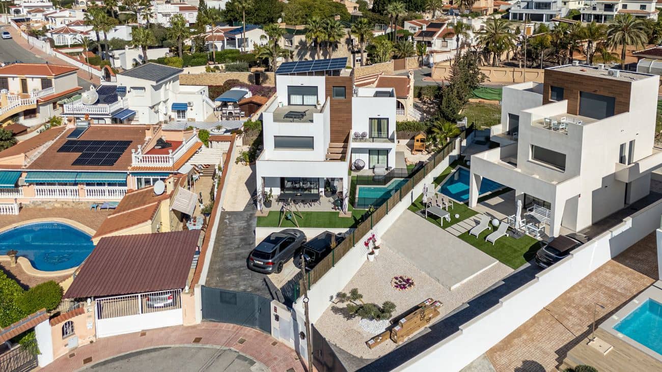 4 bedroom Villa for sale in Rojales with pool - € 699,000 (Ref: 9515292)