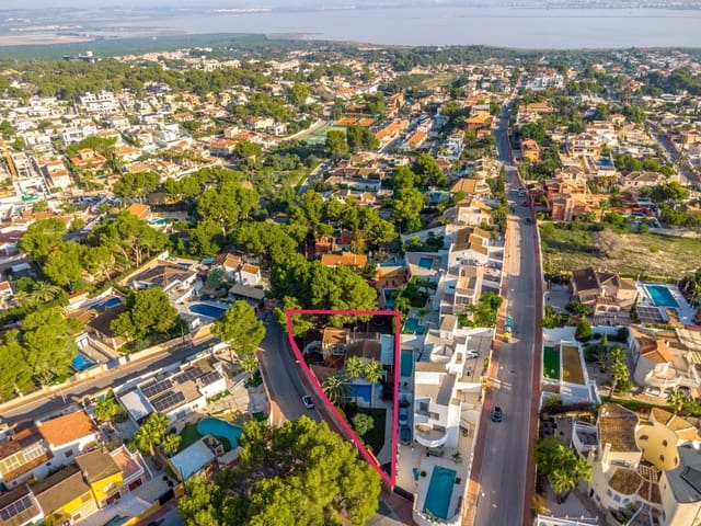 Chalet de 4 habitaciones en La Siesta, Torrevieja en venta con piscina - 490.000 € (Ref: 9515325)