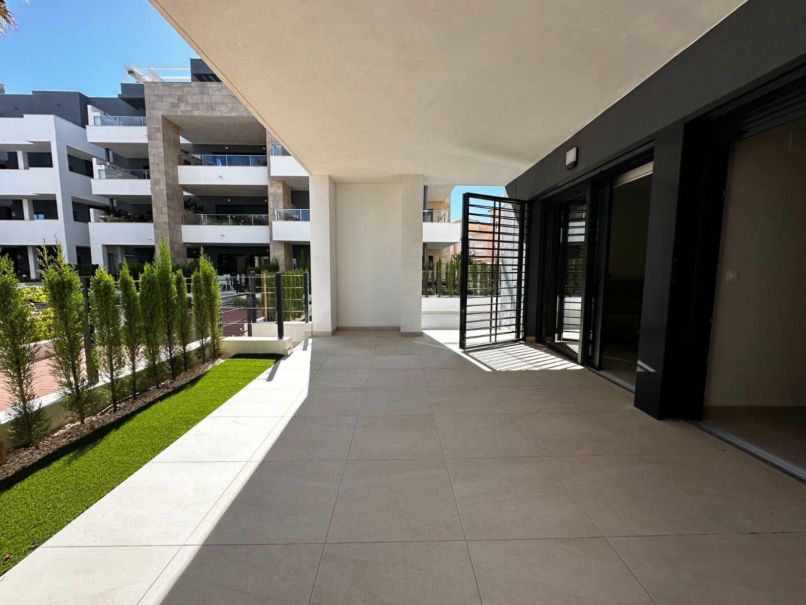 2 soverom Leilighet til salgs i La Zenia med svømmebasseng garasje - € 420 000 (Ref: 9515331)