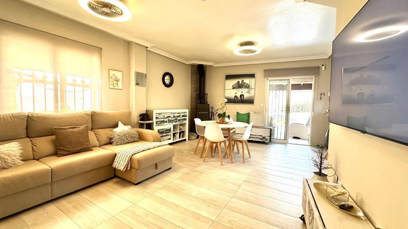 4 makuuhuone Huvila myytävänä paikassa Orihuela Costa mukana uima-altaan - 399 900 € (Ref: 9515349)