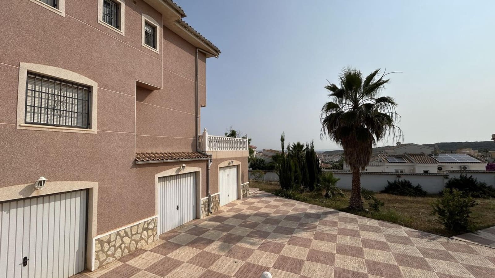 5 bedroom Villa for sale in La Marquesa with garage - € 599,990 (Ref: 9515387)
