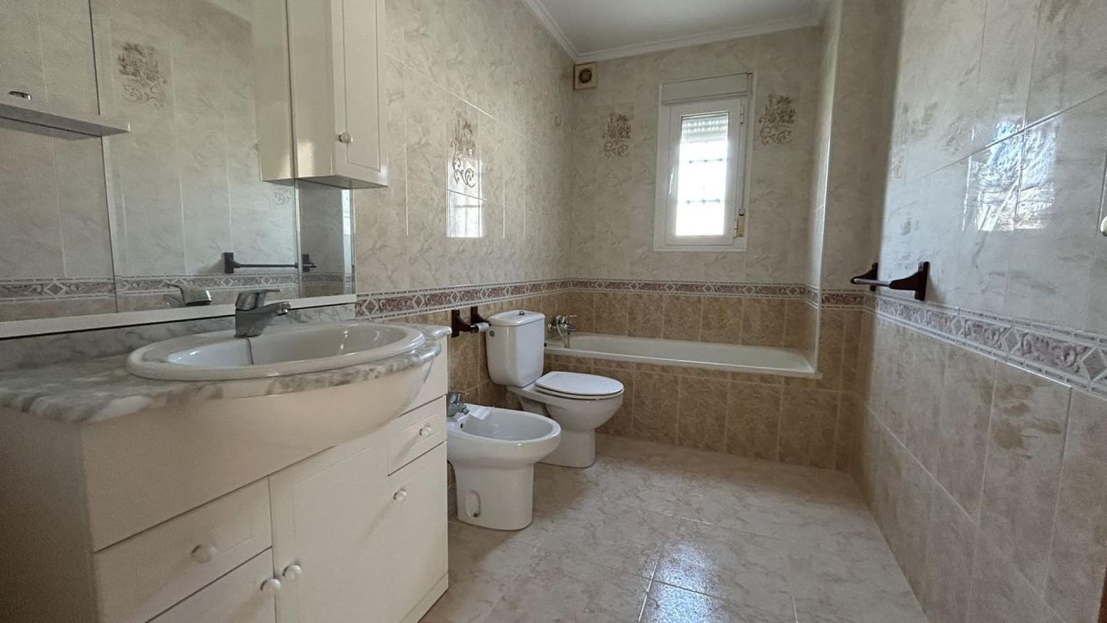 5 bedroom Villa for sale in La Marquesa with garage - € 599,990 (Ref: 9515387)