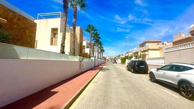 3 bedroom Villa for sale in Torreblanca, Torrevieja with pool - € 749,000 (Ref: 9515455)