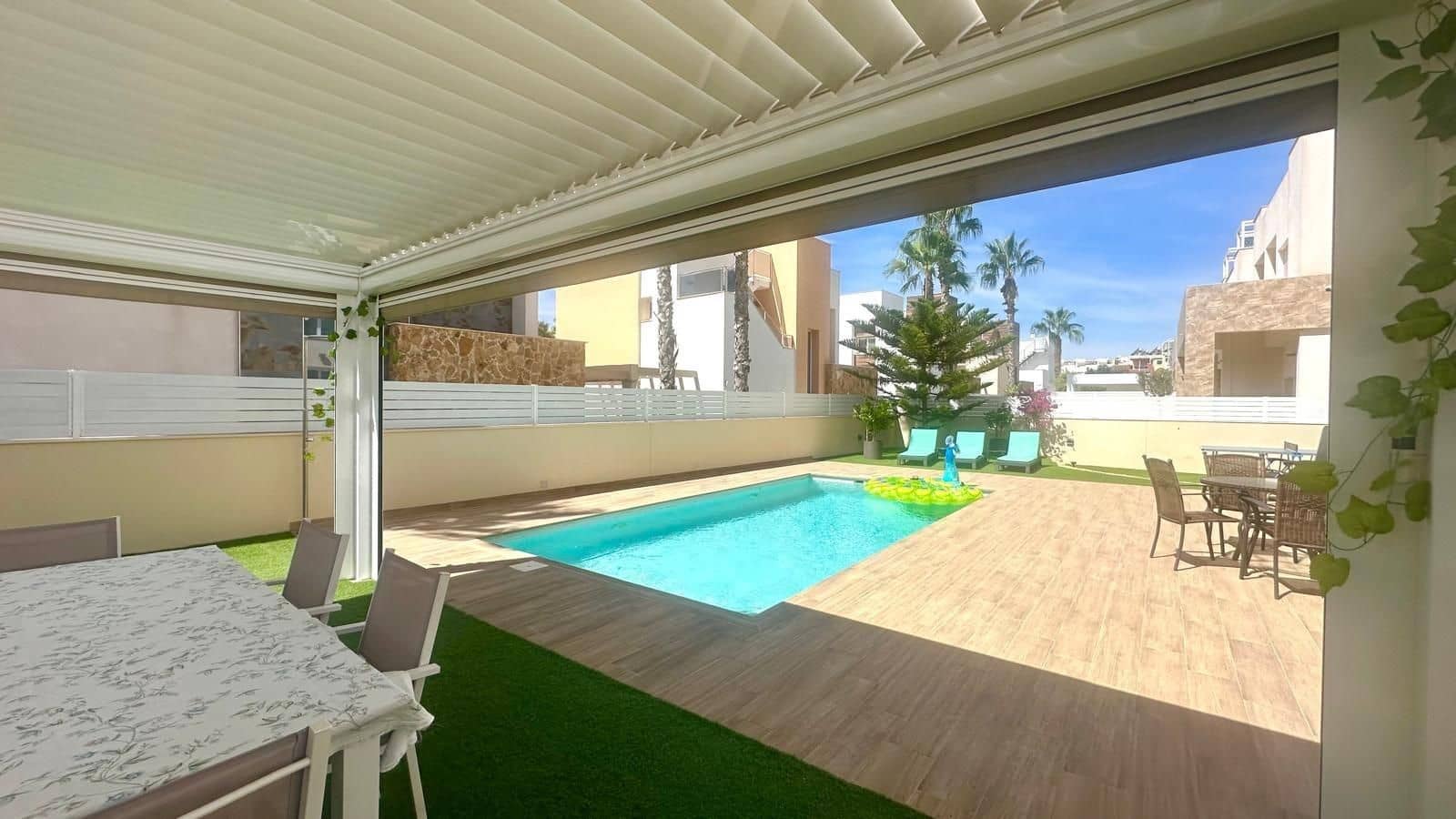 3 bedroom Villa for sale in Torrevieja with pool - € 749,000 (Ref: 9515455)