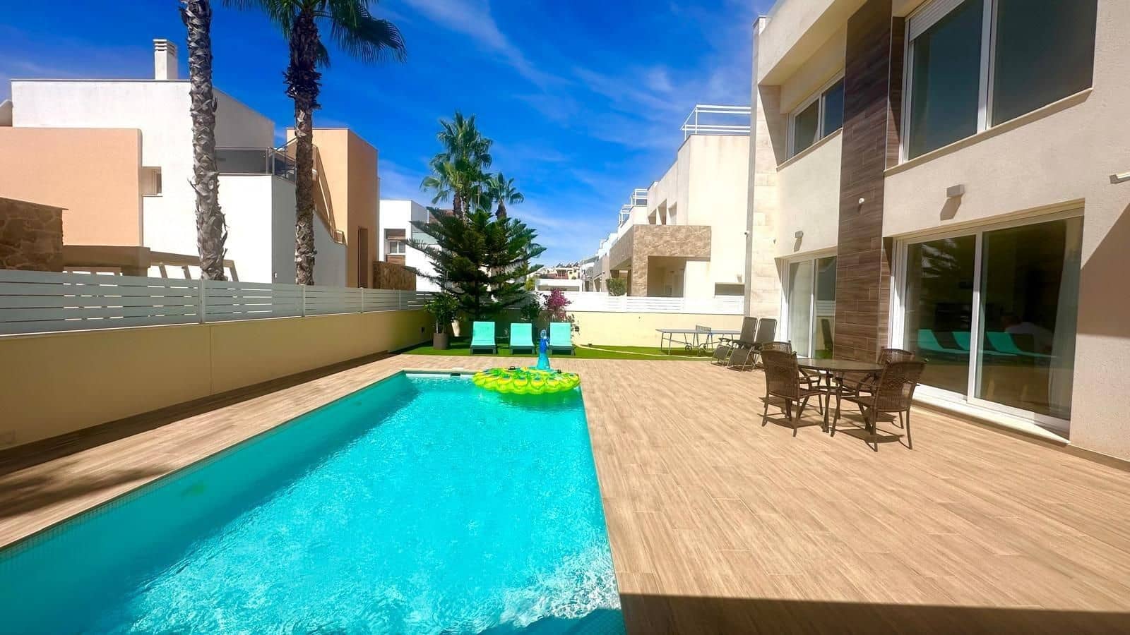 3 bedroom Villa for sale in Torrevieja with pool - € 749,000 (Ref: 9515455)