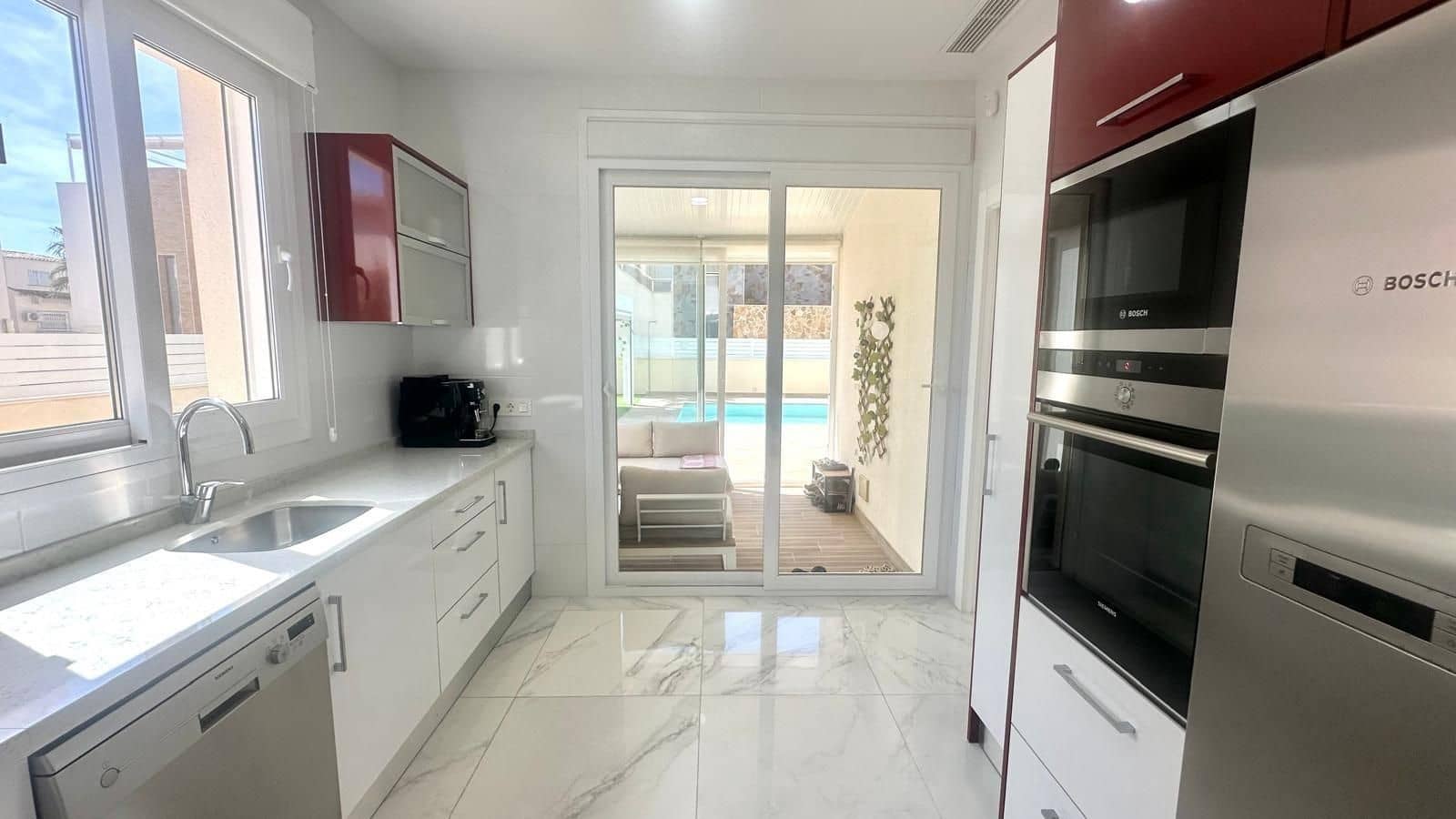 3 bedroom Villa for sale in Torrevieja with pool - € 749,000 (Ref: 9515455)