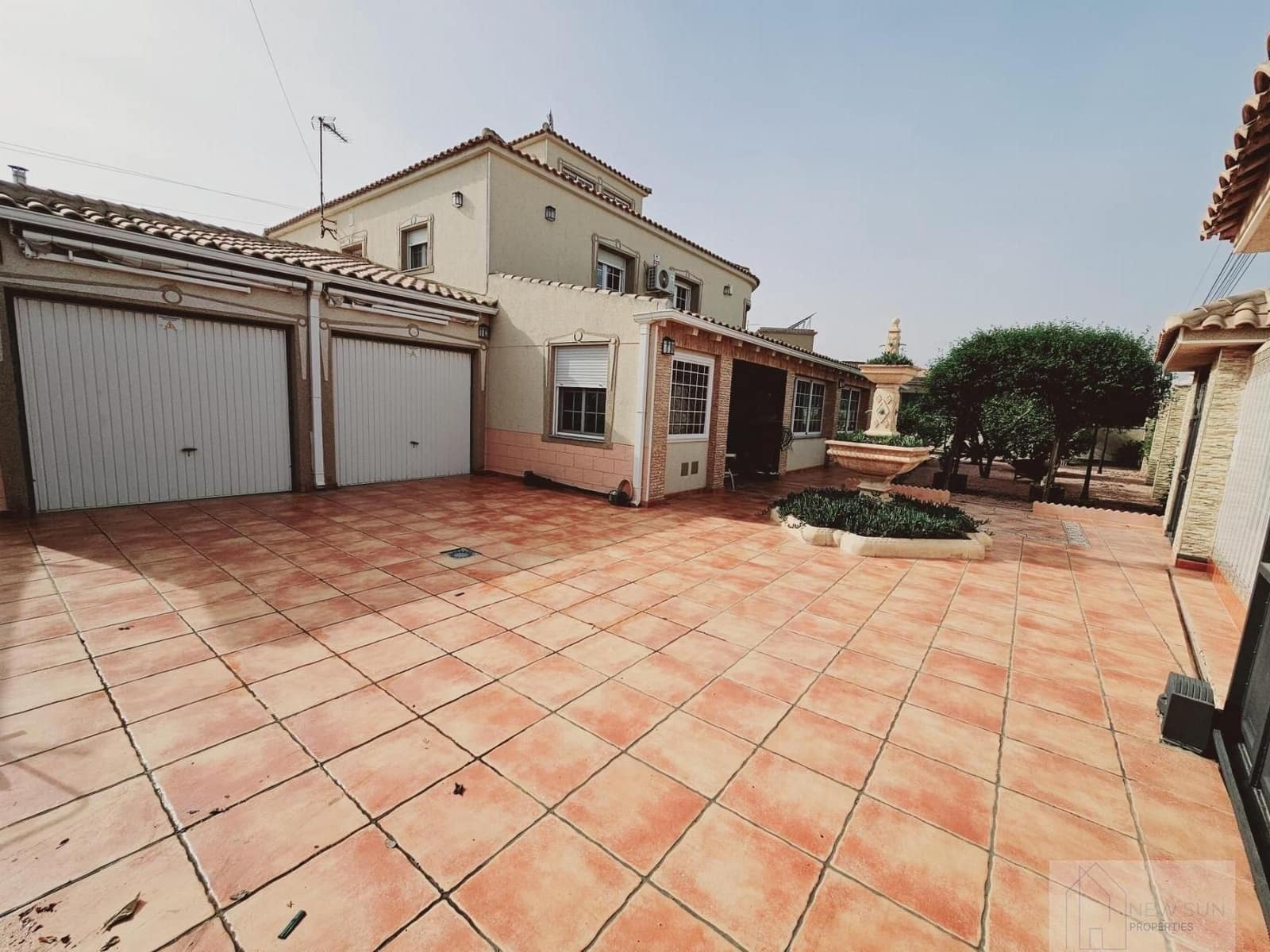 5 bedroom Villa for sale in Torrevieja with pool - € 689,000 (Ref: 9515461)
