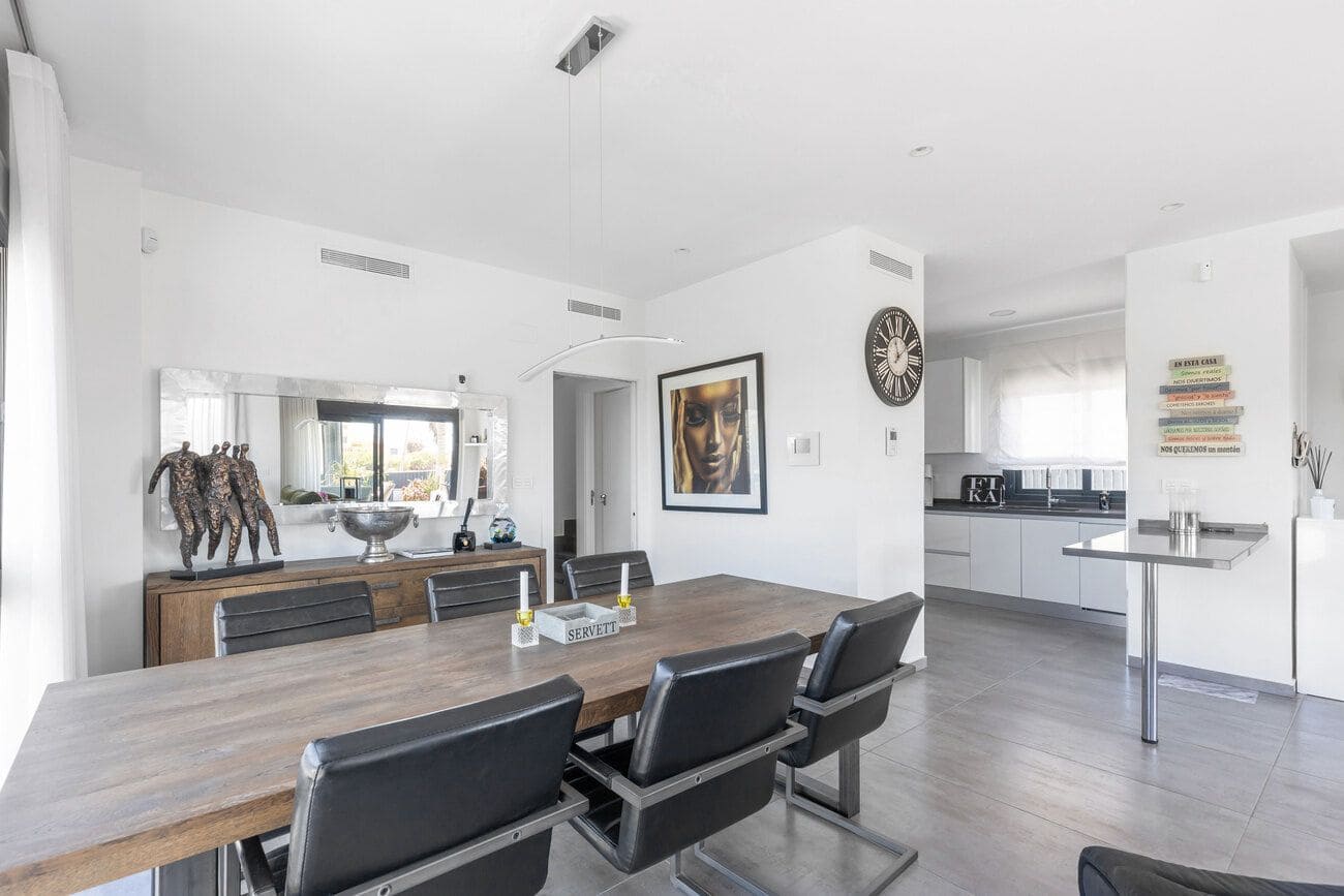 4 makuuhuone Huvila myytävänä paikassa Torrevieja mukana uima-altaan - 895 000 € (Ref: 9515617)