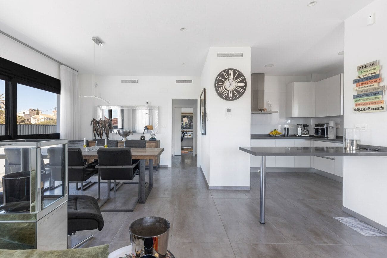 4 makuuhuone Huvila myytävänä paikassa Torrevieja mukana uima-altaan - 895 000 € (Ref: 9515617)