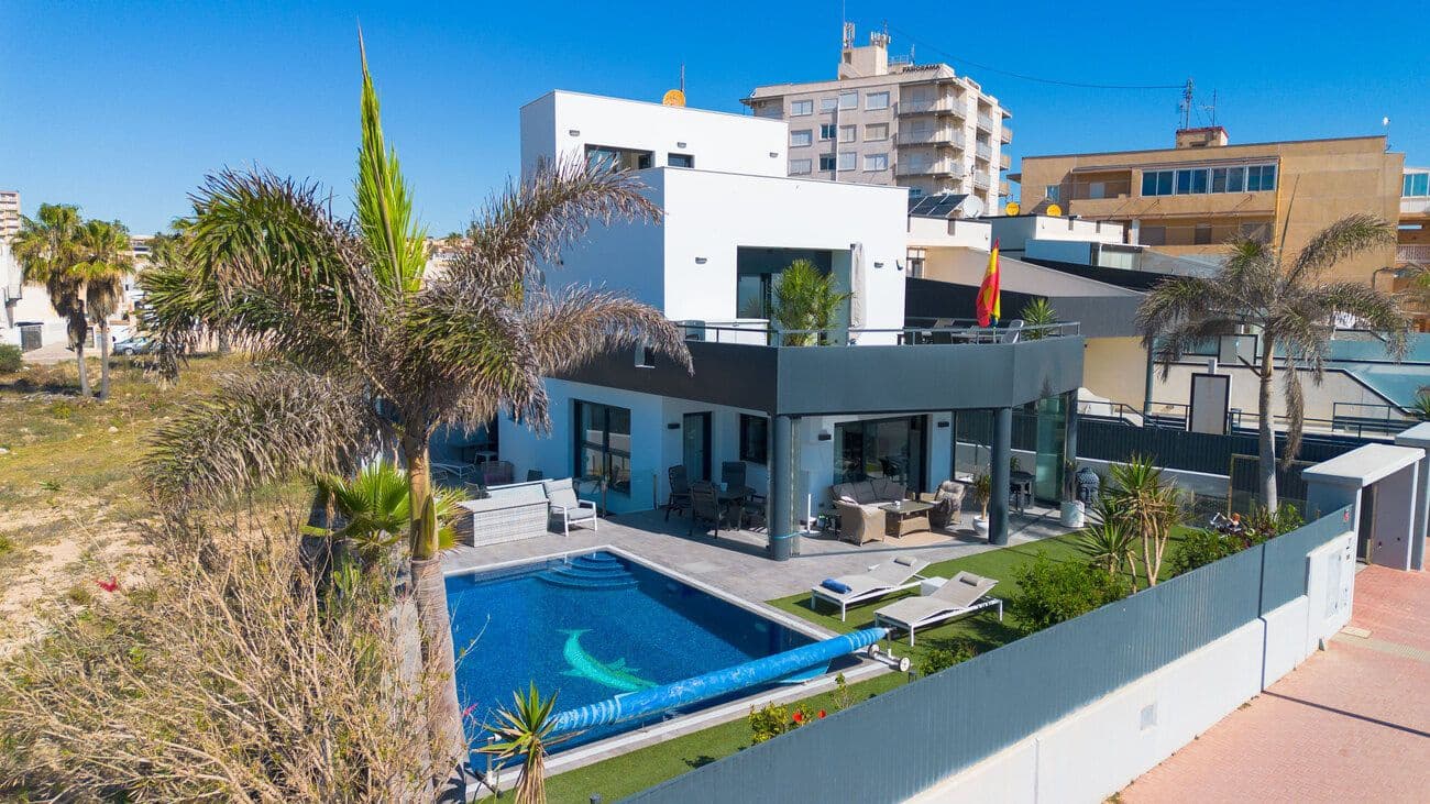 4 makuuhuone Huvila myytävänä paikassa Torrevieja mukana uima-altaan - 895 000 € (Ref: 9515617)