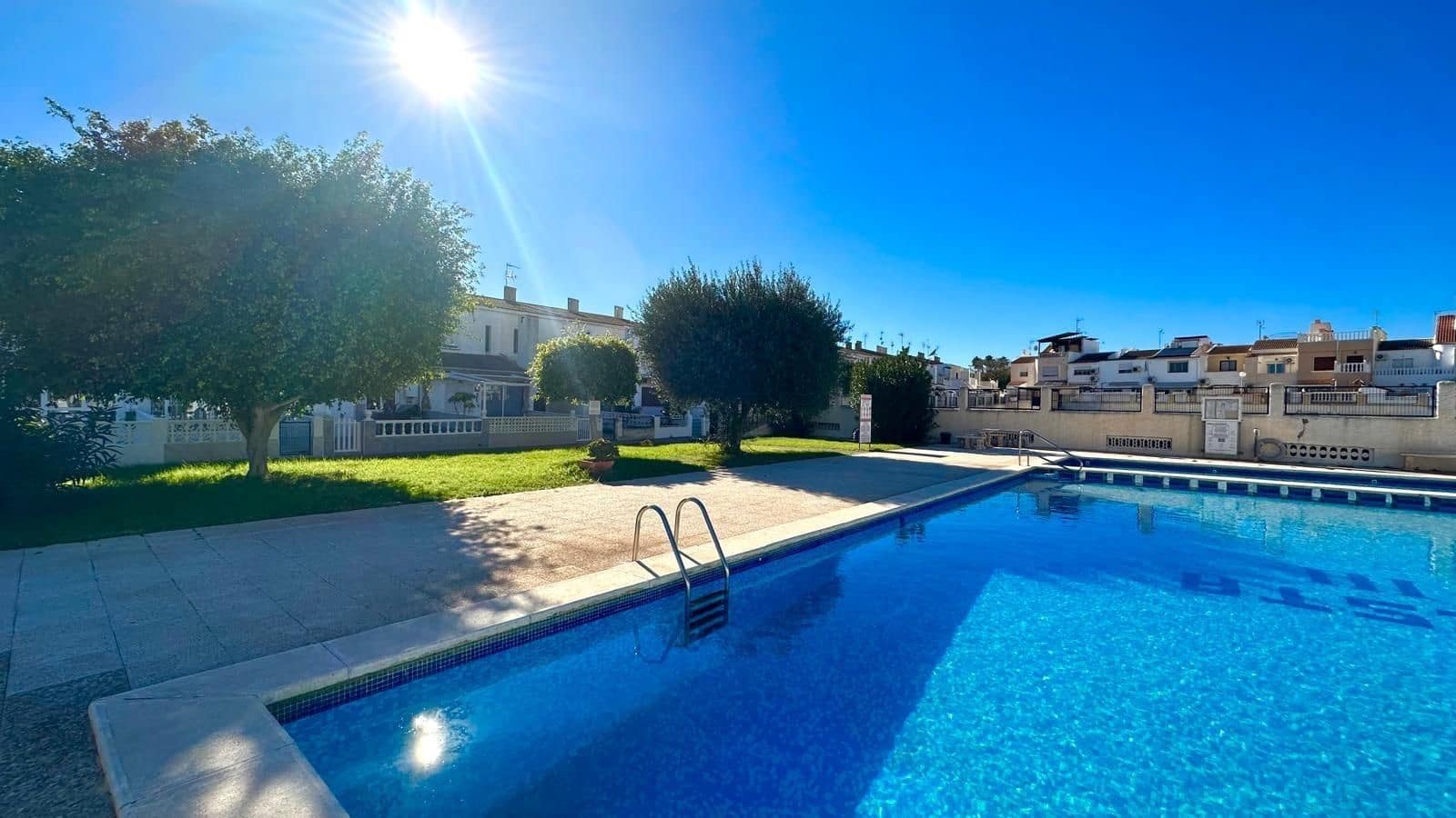 3 soverom Rekkehus til salgs i Torrevieja med svømmebasseng - € 249 900 (Ref: 9515634)