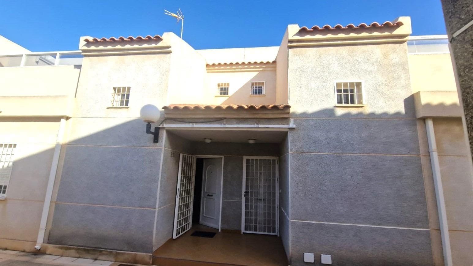 3 sypialnia Dom blizniak na sprzedaż w Torrevieja z basenem - 210 000 € (Ref: 9515652)
