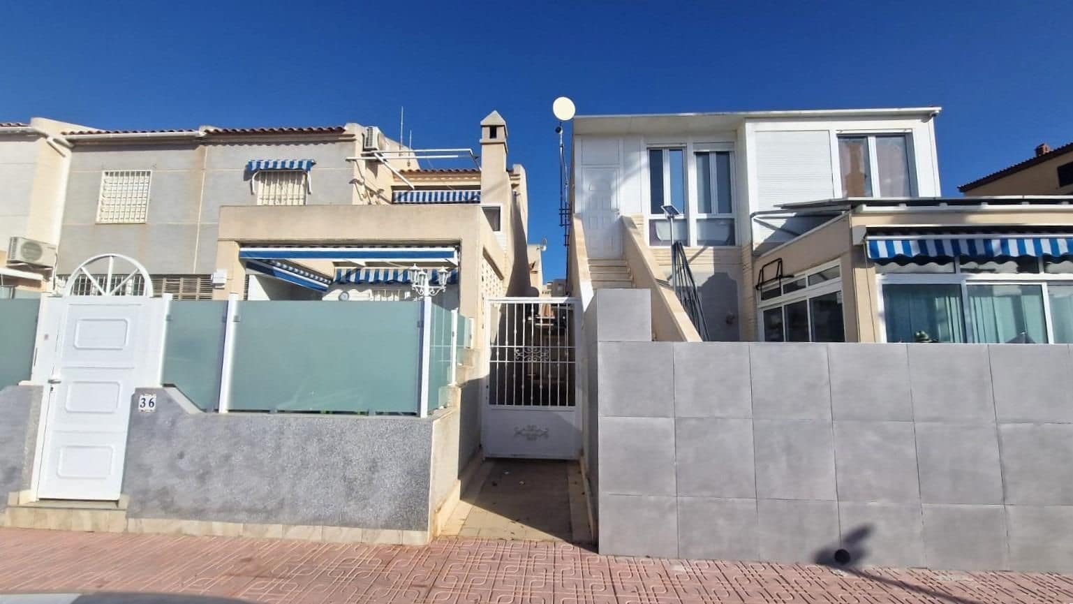 3 sypialnia Dom blizniak na sprzedaż w Torrevieja z basenem - 210 000 € (Ref: 9515652)