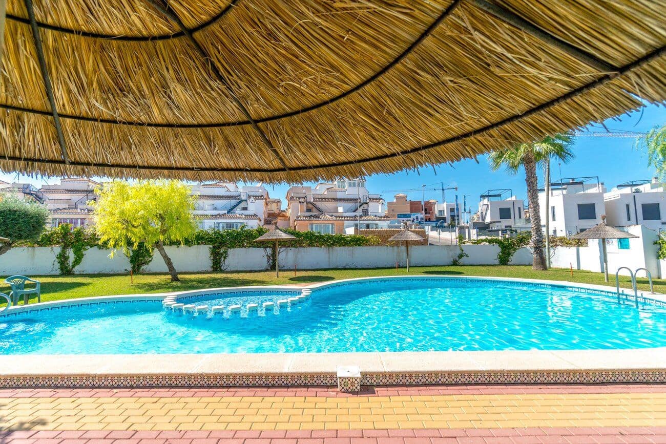 2 soveværelse Semi-Rækkehus til salg i Orihuela Costa med swimmingpool - € 299.000 (Ref: 9515667)