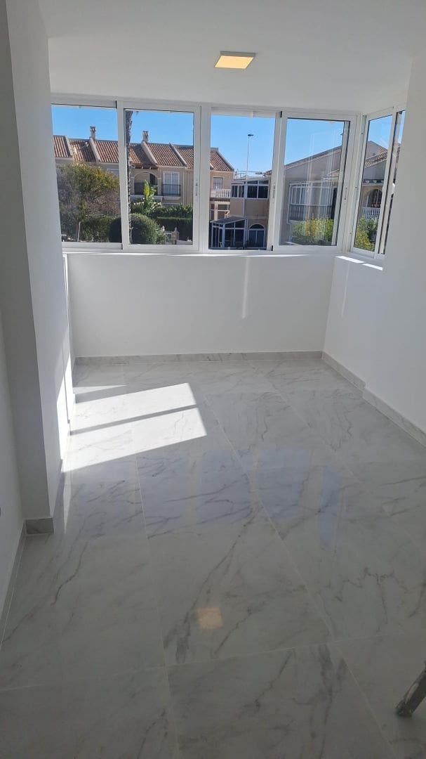 2 bedroom Semi-detached Villa for sale in Torrevieja with pool - € 199,600 (Ref: 9515692)