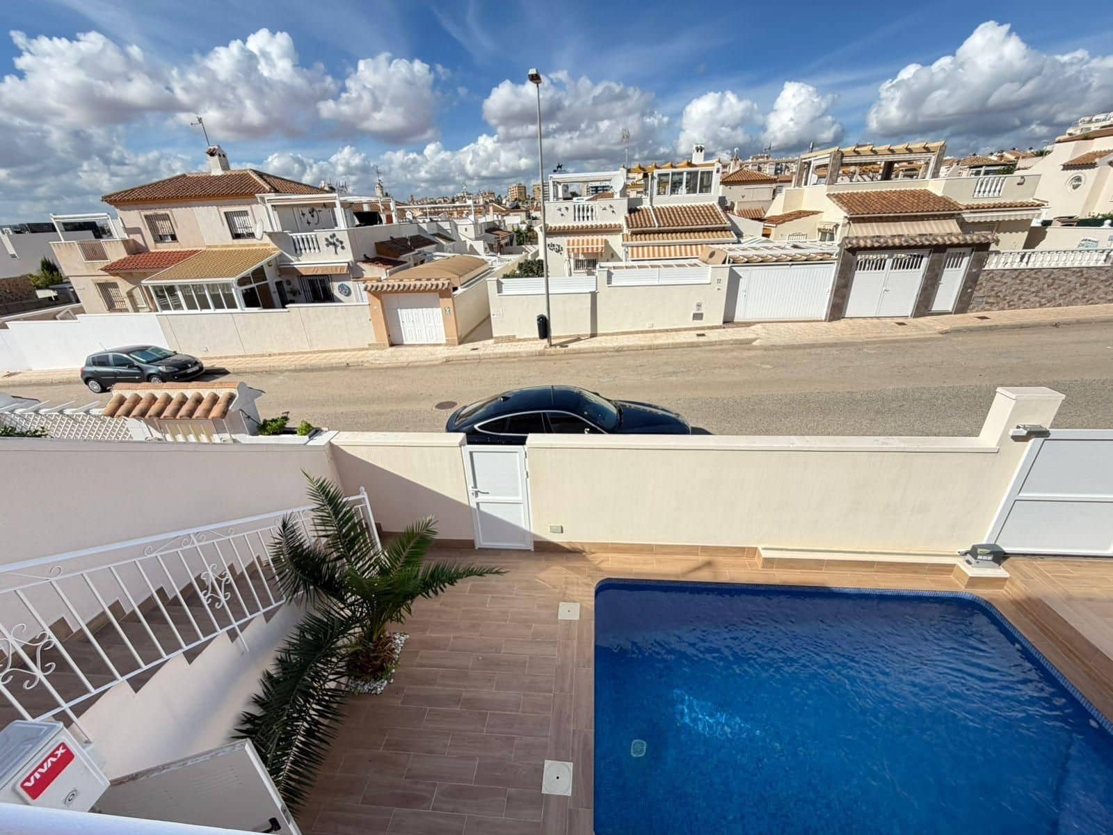 4 soverom Kjedet enebolig til salgs i Torrevieja med svømmebasseng - € 369 000 (Ref: 9515714)