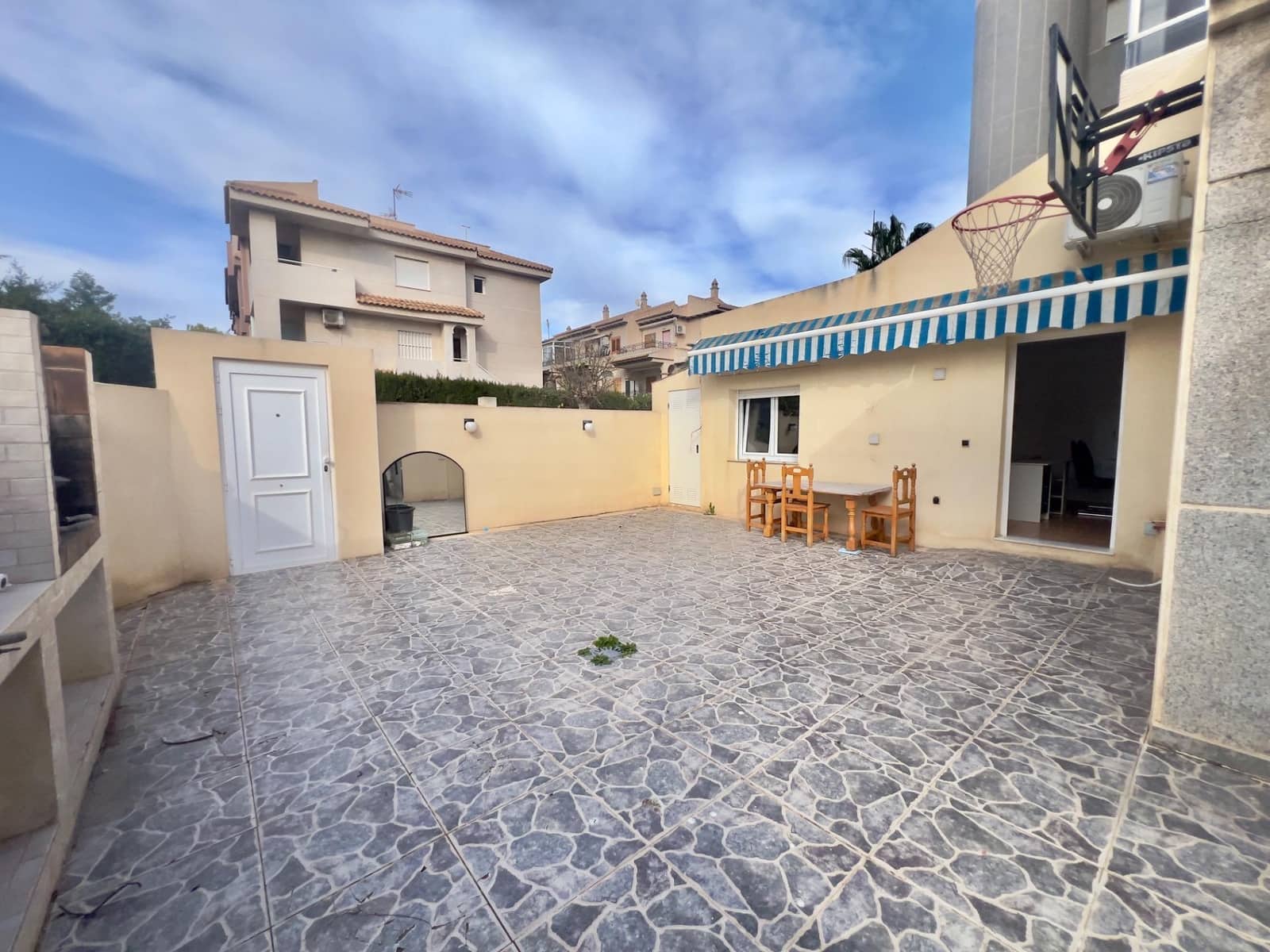 Bungalow de 4 habitaciones en Torrevieja en venta con piscina - 195.000 € (Ref: 9536821)