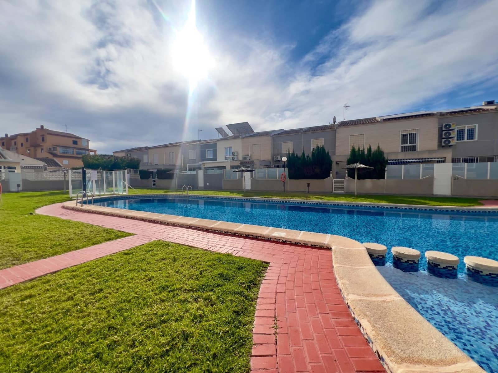 Bungalow de 4 habitaciones en Torrevieja en venta con piscina - 195.000 € (Ref: 9536821)