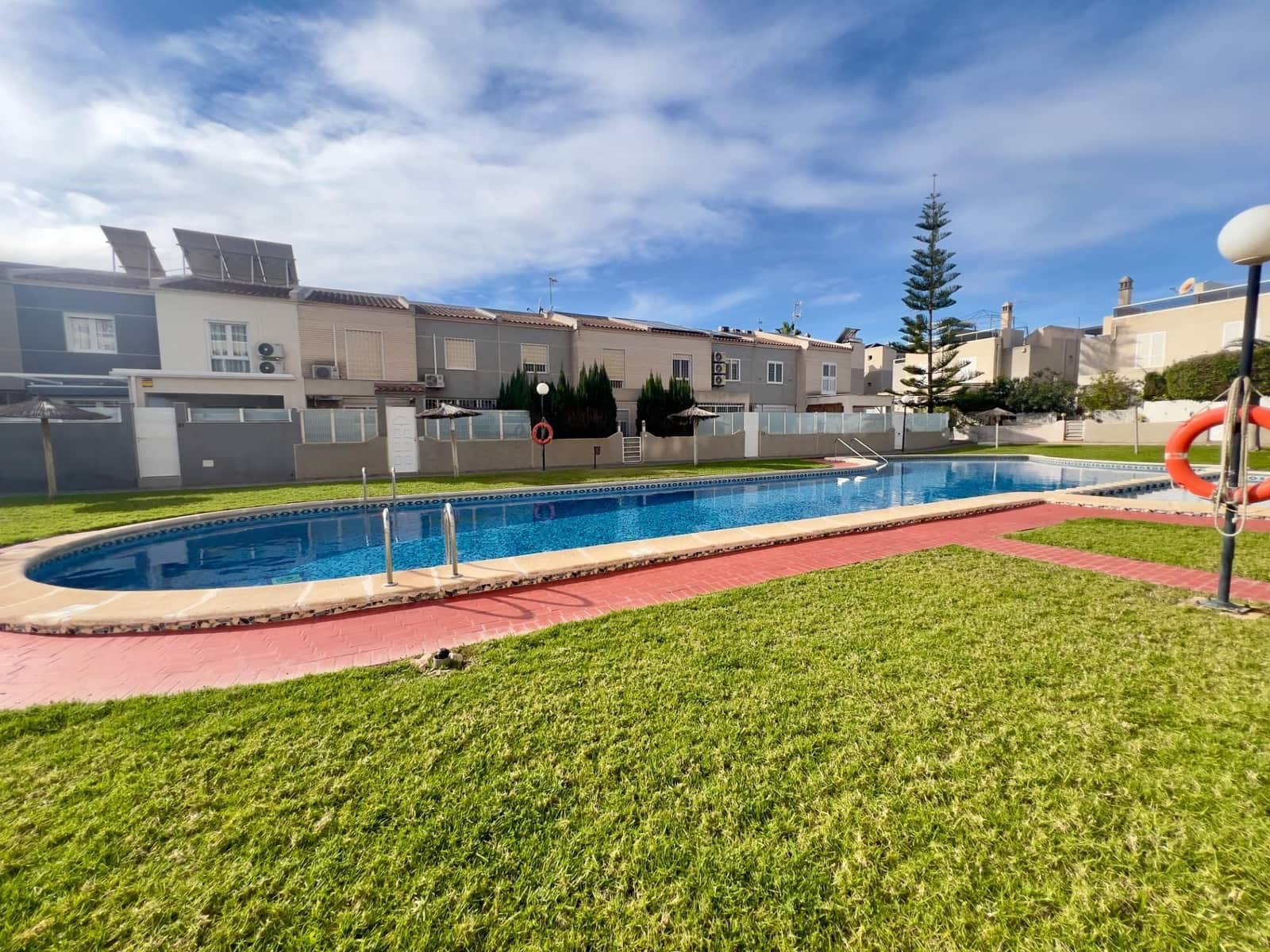 Bungalow de 4 habitaciones en Torrevieja en venta con piscina - 195.000 € (Ref: 9536821)