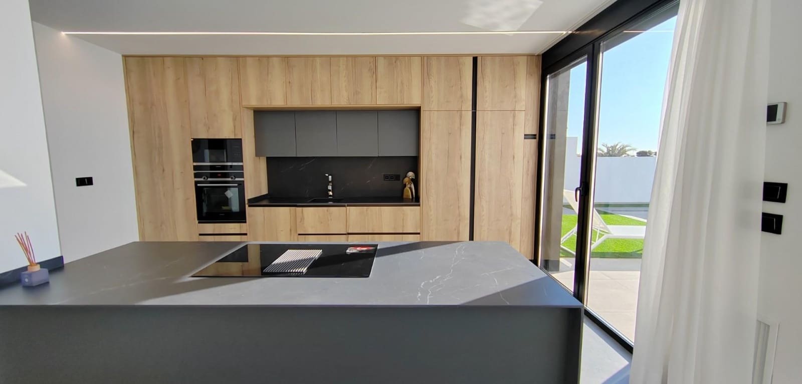 3 sypialnia Willa na sprzedaż w Torrevieja z basenem garażem - 750 000 € (Ref: 9541701)