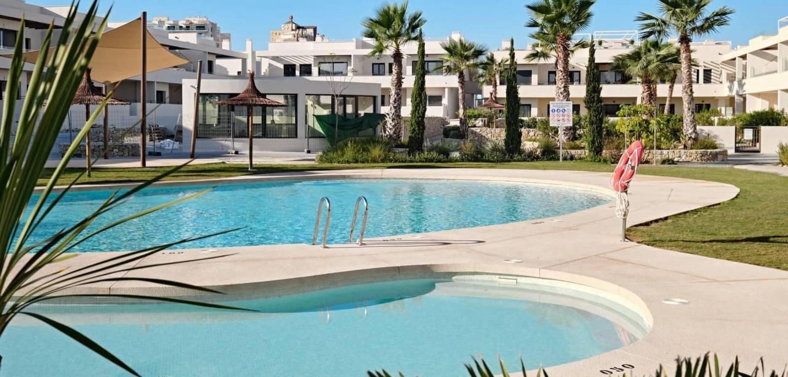 2 soverom Leilighet til salgs i La Veleta med svømmebasseng garasje - € 379 000 (Ref: 9541703)