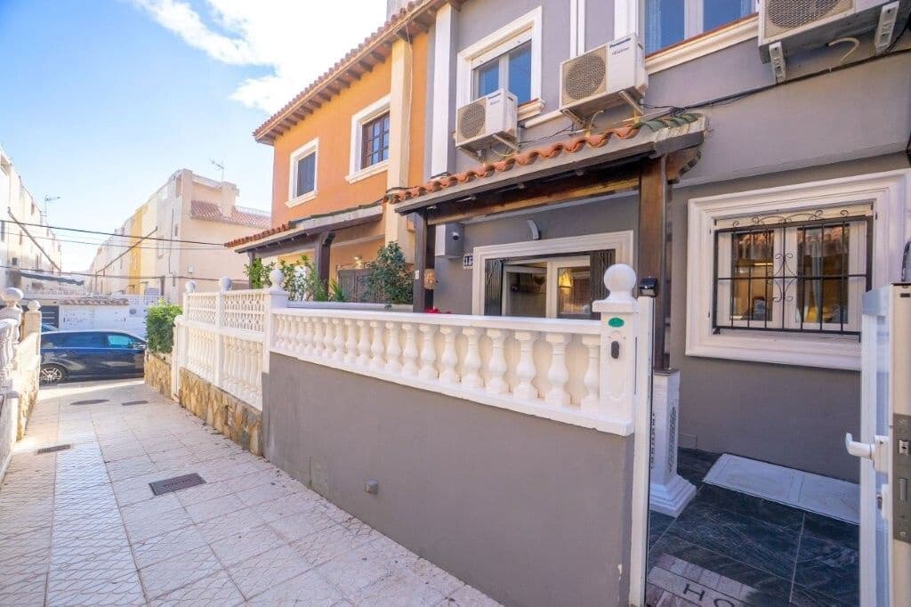 2 makuuhuone Omakotitalo myytävänä paikassa Torrevieja - 195 000 € (Ref: 9548463)