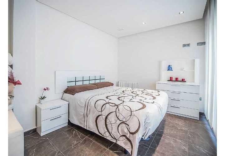 Casa de 4 habitaciones en Guardamar del Segura en venta - 550.000 € (Ref: 9551947)