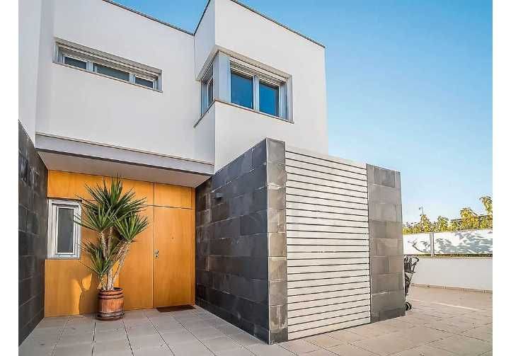 Casa de 4 habitaciones en Guardamar del Segura en venta - 550.000 € (Ref: 9551947)