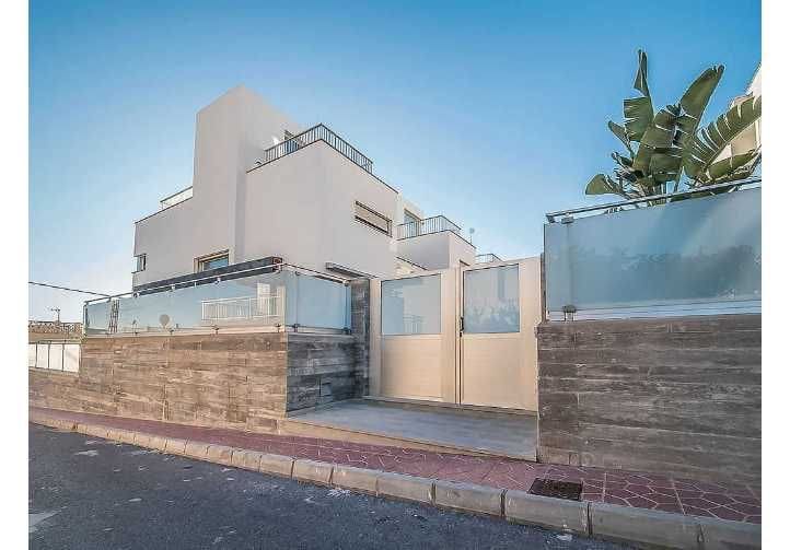 Casa de 4 habitaciones en Guardamar del Segura en venta - 550.000 € (Ref: 9551947)